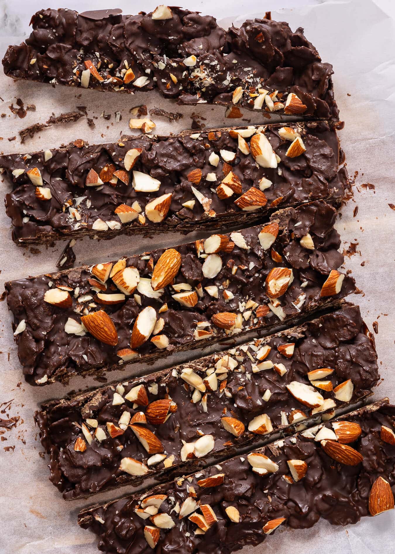 Τραγανές σοκολατένιες μπουκιές με πραλίνα φουντουκιού